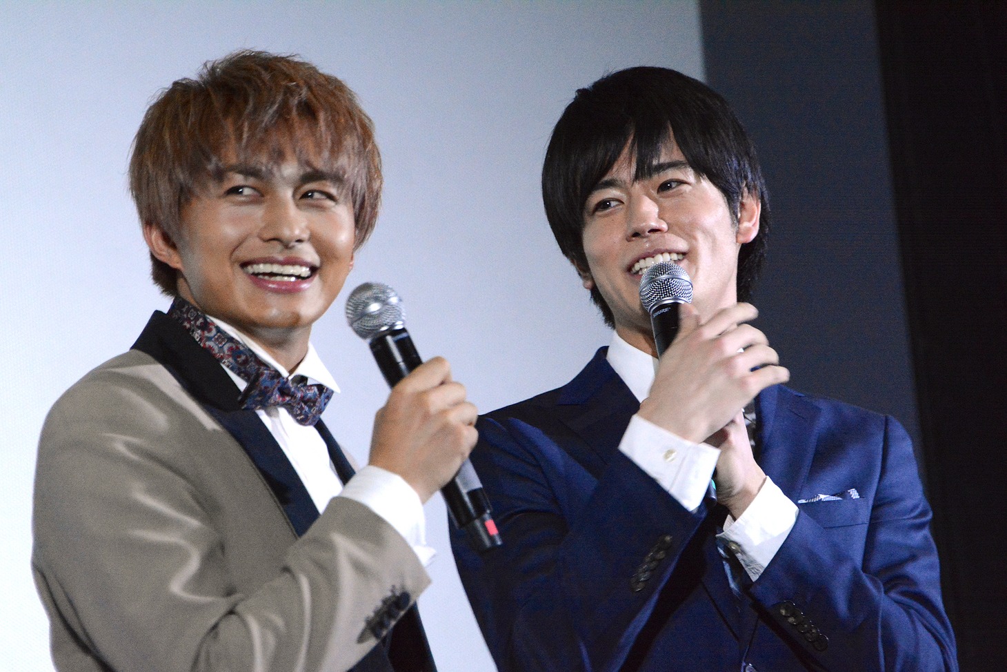 左から小林豊、岩永徹也。