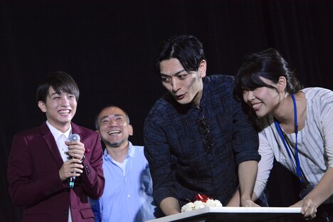 伊原六花へのサプライズケーキを運び込む久保田悠来（中央右）。