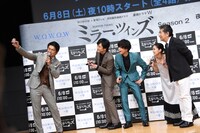 セルフィーを撮ろうとするキャスト陣の様子。