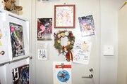 河森正治の部屋の扉に飾られたイラストやサイン。
