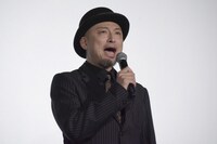 「いてまえ！」を披露する山内圭哉。