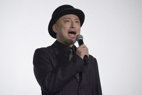 「いてまえ！」を披露する山内圭哉。