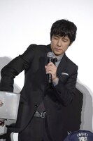 観客へのプレゼントの抽選をする西島秀俊。