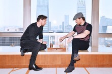 チェスをするジェームズ・マカヴォイ（左）とマイケル・ファスベンダー（右）。