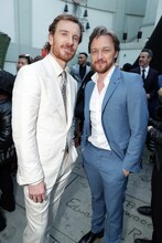 左からマイケル・ファスベンダー、ジェームズ・マカヴォイ。