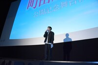 広いステージに1人で登壇した、MCの太賀。