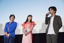 左から細田佳央太、関水渚、岩田剛典。