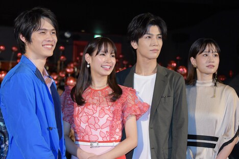 左から細田佳央太、関水渚、岩田剛典、前田敦子。