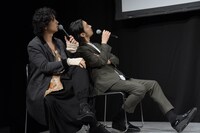 「MANRIKI」のメイキング映像を鑑賞する登壇者たち。