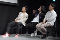 「MANRIKI」のメイキング映像を鑑賞する登壇者たち。