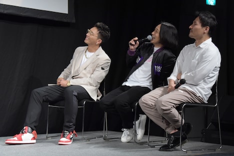 「MANRIKI」のメイキング映像を鑑賞する登壇者たち。