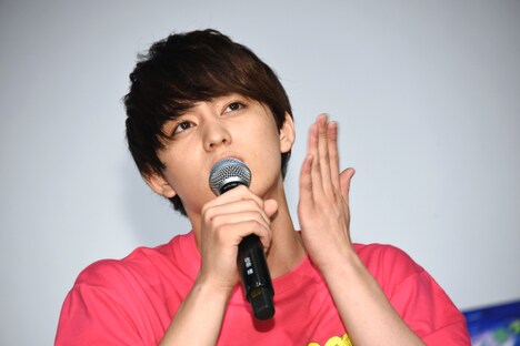 投げキッスをする佐奈宏紀。