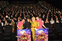 500人のタマネギ部隊と記念撮影を行った登壇陣。左から小林顕作、魔夜峰央、加藤諒、佐奈宏紀。