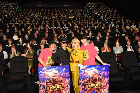 500人のタマネギ部隊と記念撮影を行った登壇者たち。左から小林顕作、魔夜峰央、加藤諒、佐奈宏紀。