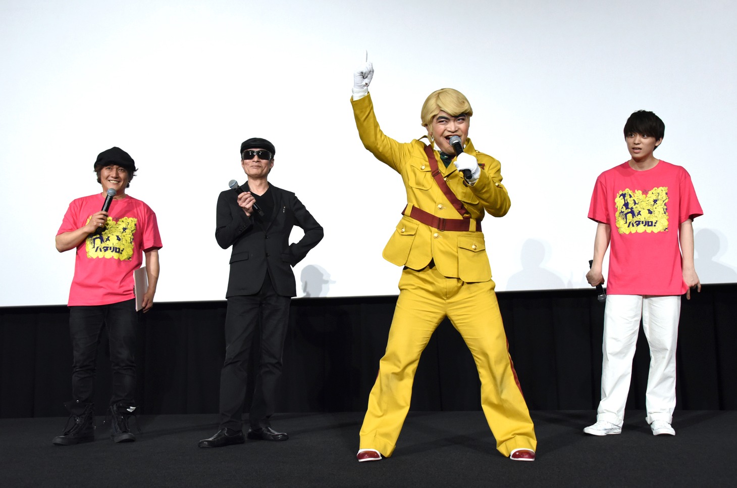 500人のタマネギ部隊に写真拡散の命令を下す加藤諒（中央右）。