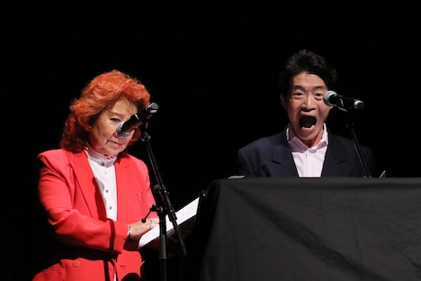 左から、アフレコ中の野沢雅子、島田敏。