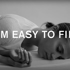 アリシア・ヴィキャンデルが幼児や老女演じる短編公開、監督はマイク・ミルズ