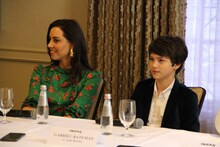 左からオーブリー・プラザ、ガブリエル・ベイトマン。