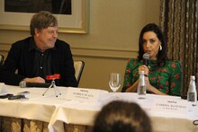 左からマーク・ハミル、オーブリー・プラザ。