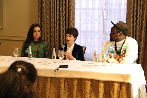 左からオーブリー・プラザ、ガブリエル・ベイトマン、ブライアン・タイリー・ヘンリー。