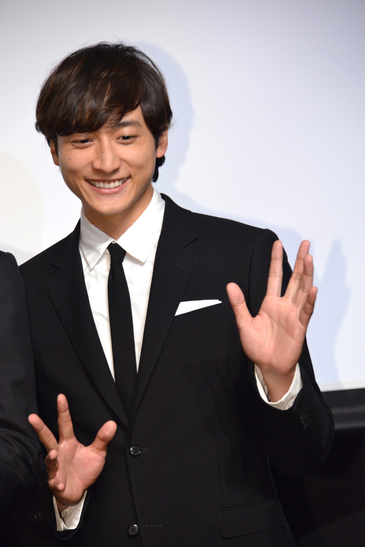 手を振る小関裕太。