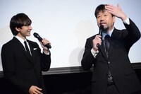 左から小関裕太、佐藤二朗。