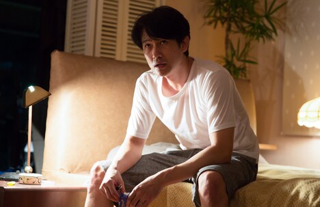 「アンダー・ユア・ベッド」新場面写真より、安部賢一演じる浜崎健太郎。