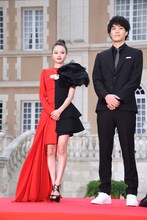 左から山本舞香、鈴木伸之。