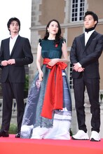 左から柳俊太郎、知英、白石隼也。