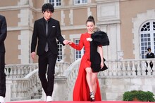 山本舞香（右）をエスコートする鈴木伸之（左）。