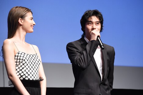 診断内容を理解した柳俊太郎（右）とほほえむマギー（左）。