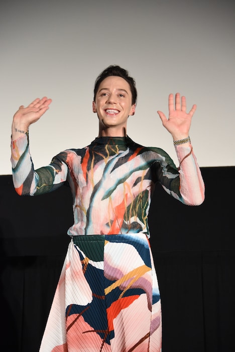 観客に手を振るジョニー・ウィアー。