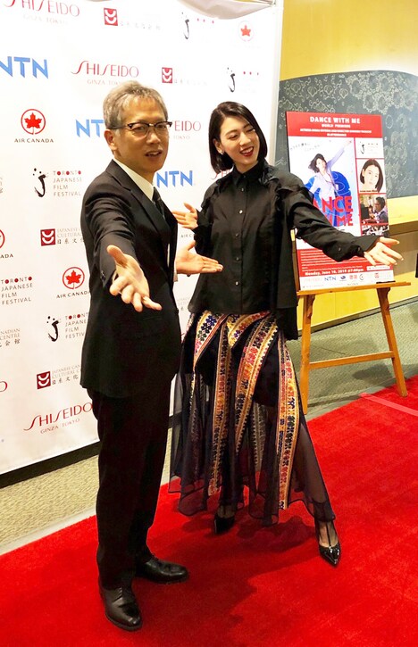 左から三吉彩花、矢口史靖。