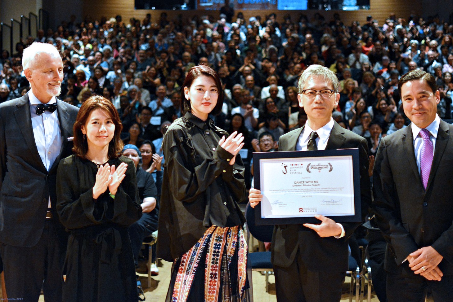 第8回トロント日本映画祭の様子。中央左から三吉彩花、矢口史靖。