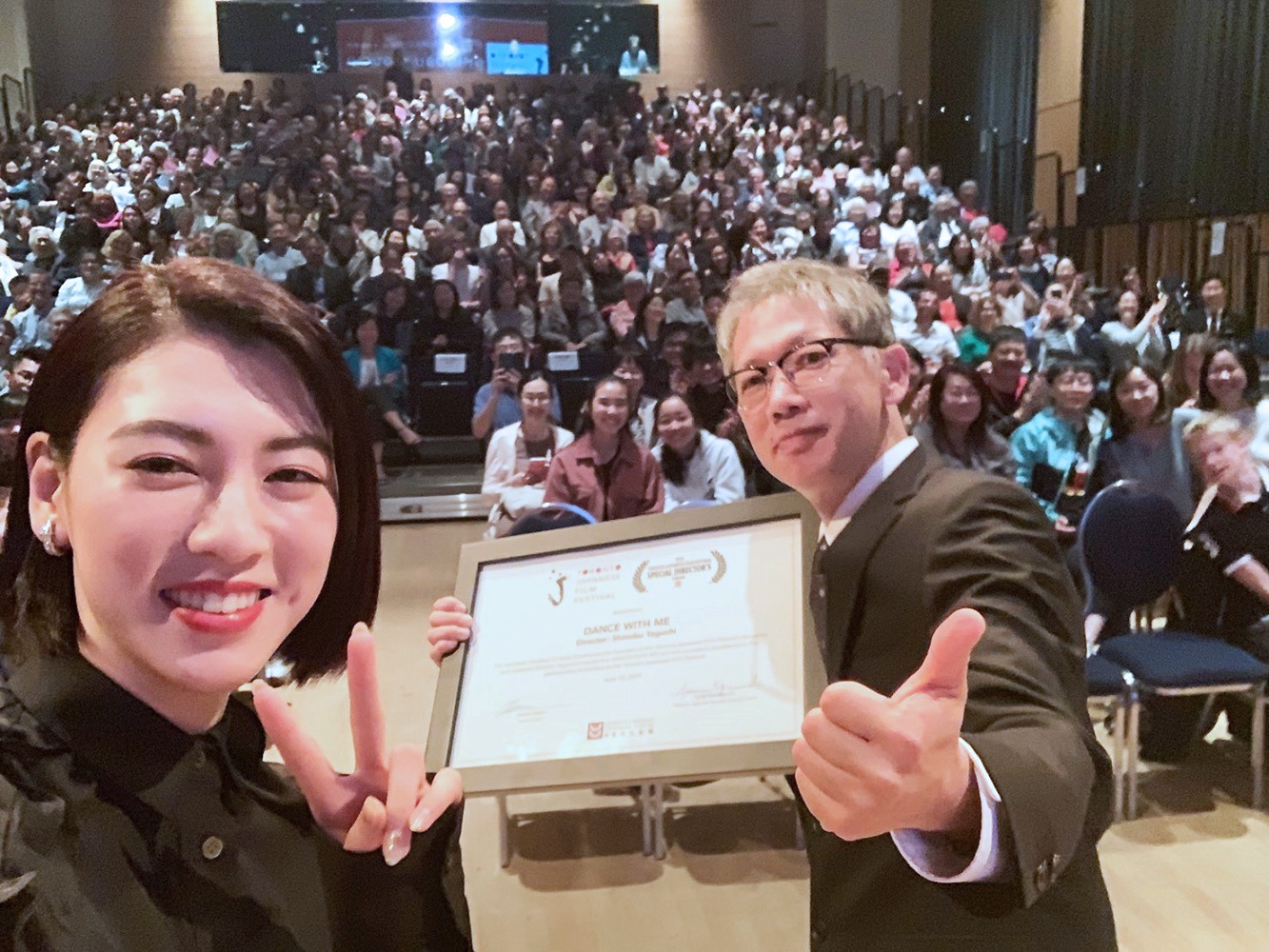 左から三吉彩花、矢口史靖。