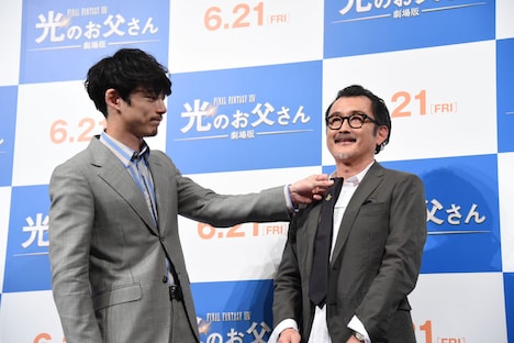 坂口健太郎に（左）ネクタイを当ててもらう吉田鋼太郎（右）。