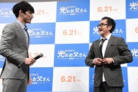 坂口健太郎（左）から贈られたネクタイを絞めた吉田鋼太郎（右）。