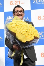 坂口健太郎からのプレゼントを喜ぶ吉田鋼太郎。