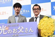 「劇場版 ファイナルファンタジーXIV 光のお父さん」父の日記念イベントの様子。左から坂口健太郎、吉田鋼太郎。