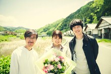 左から月川翔、有村架純、坂口健太郎。