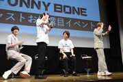 鈴木勝大（中央右）に無茶振りされ、ダンスを披露するキャストたち。