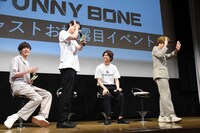 鈴木勝大（中央右）に無茶振りされ、ダンスを披露するキャストたち。