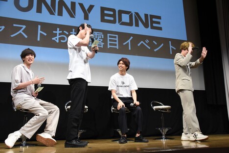 鈴木勝大（中央右）に無茶振りされ、ダンスを披露するキャストたち。