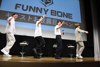ダンスを披露するキャストたち。