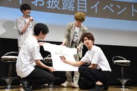 Tシャツにサインを書くキャストたち。