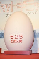 ステージ上に運び込まれた卵。