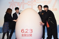 「ホットギミック ガールミーツボーイ」完成披露の様子。