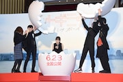 卵の中から現れた堀未央奈(中央)。