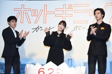 卵から“生まれた”堀未央奈（中央）。