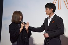 感極まる山戸結希監督（左）を気遣う間宮祥太朗（右）。